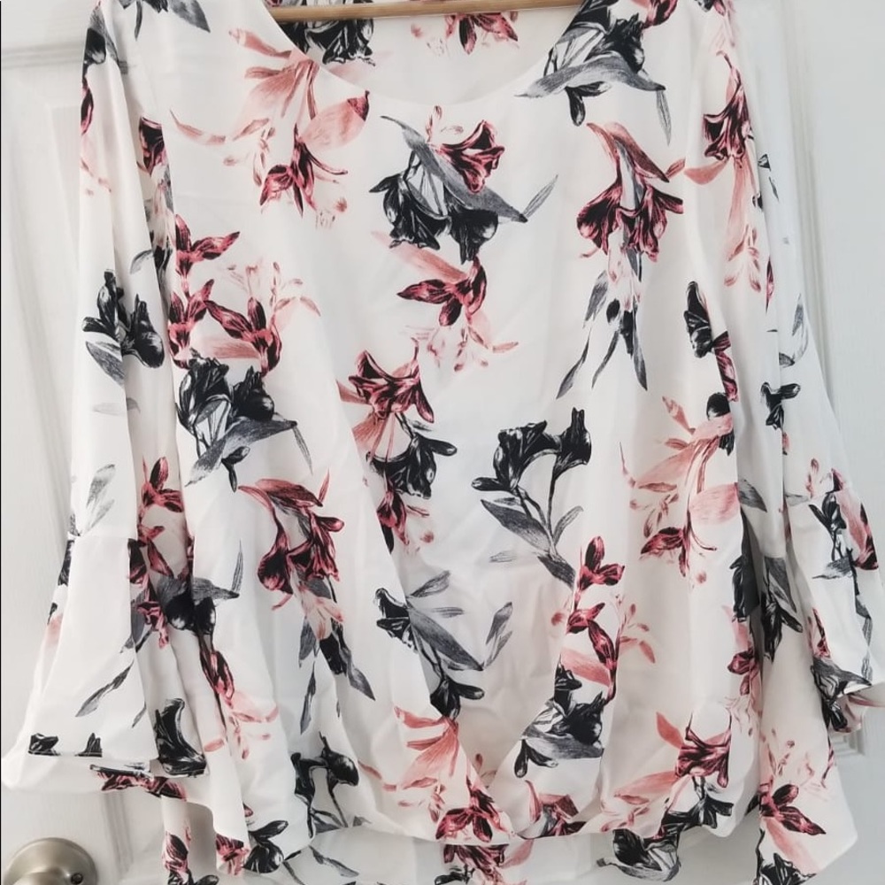 New Vince Camuto Floral Top